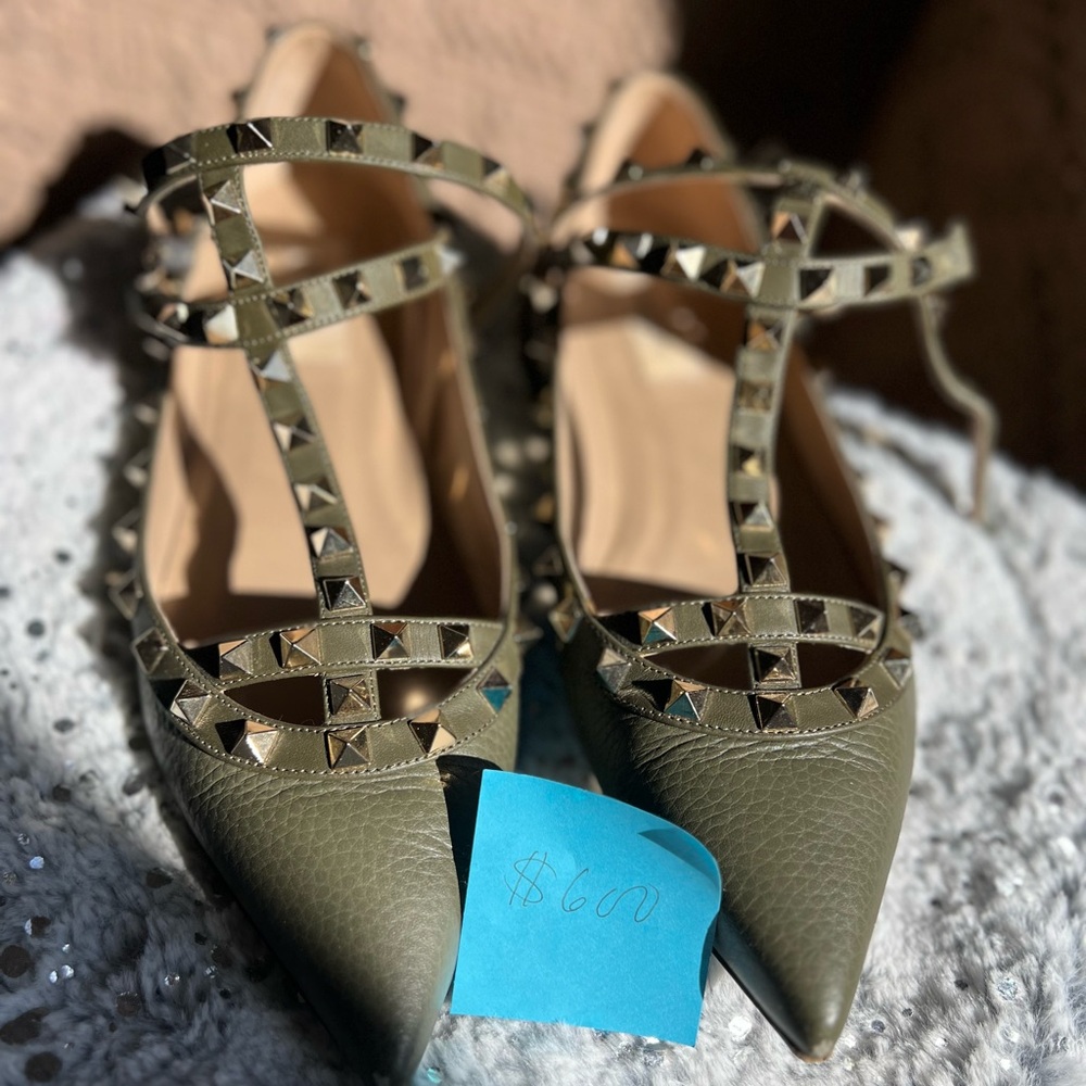 💯 % Authentic Valentino Flats. Olive Green color.